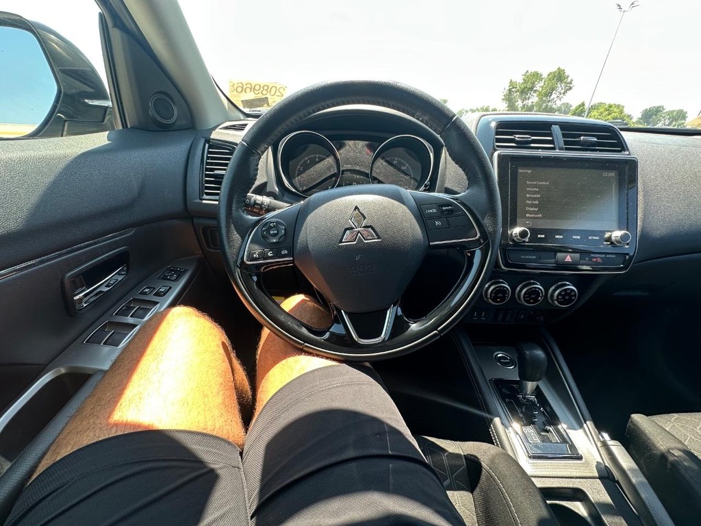 Mitsubishi Outlander Sport Vehicle Full-screen Gallery Image 20