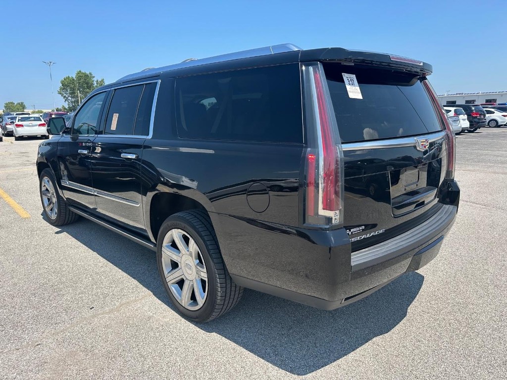 Cadillac Escalade ESV Vehicle Full-screen Gallery Image 03