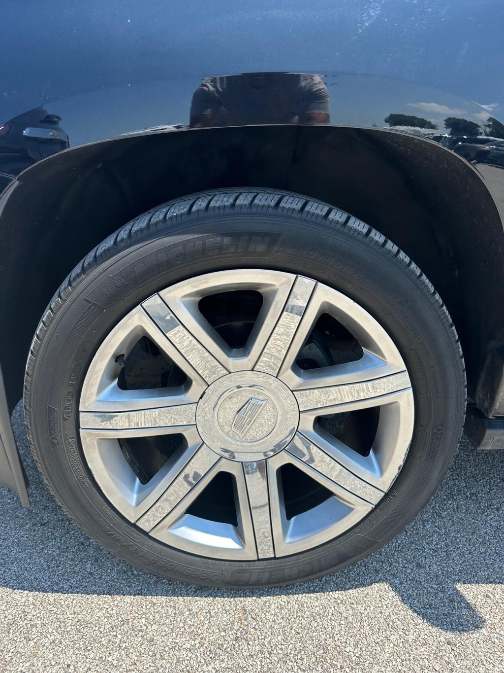 Cadillac Escalade ESV Vehicle Full-screen Gallery Image 11