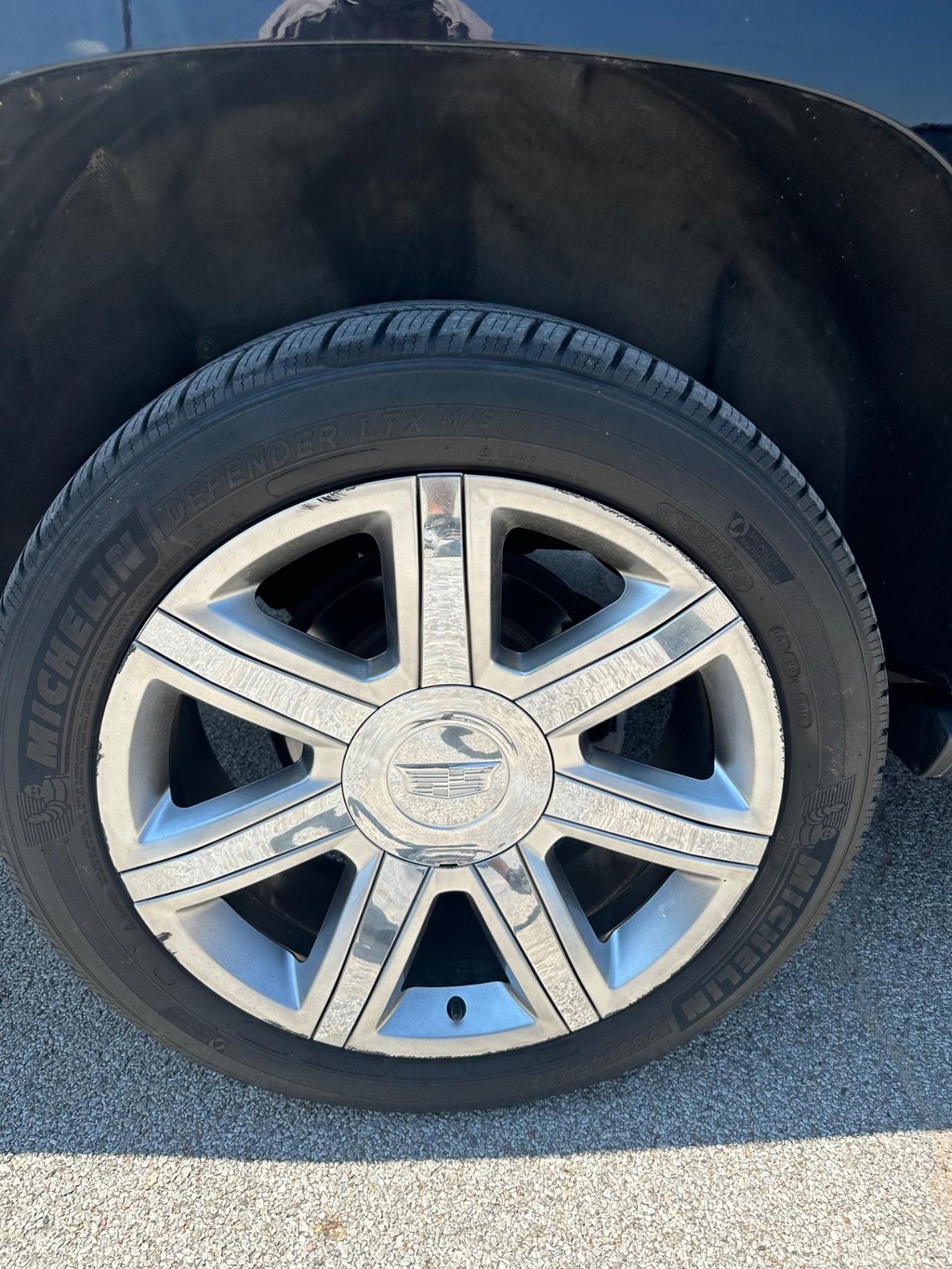 Cadillac Escalade ESV Vehicle Full-screen Gallery Image 16