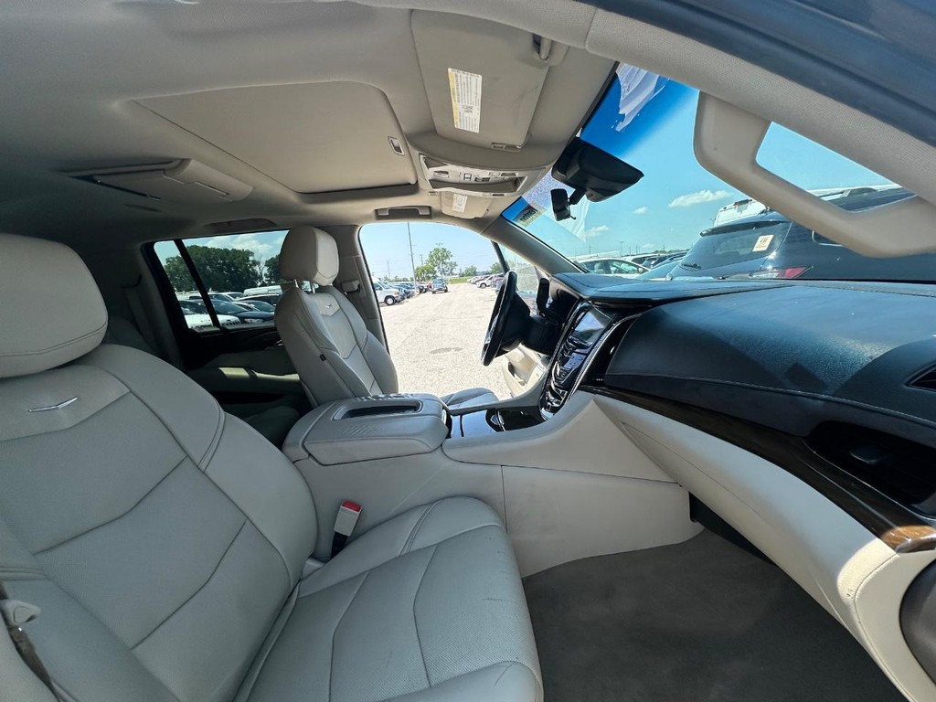Cadillac Escalade ESV Vehicle Full-screen Gallery Image 18