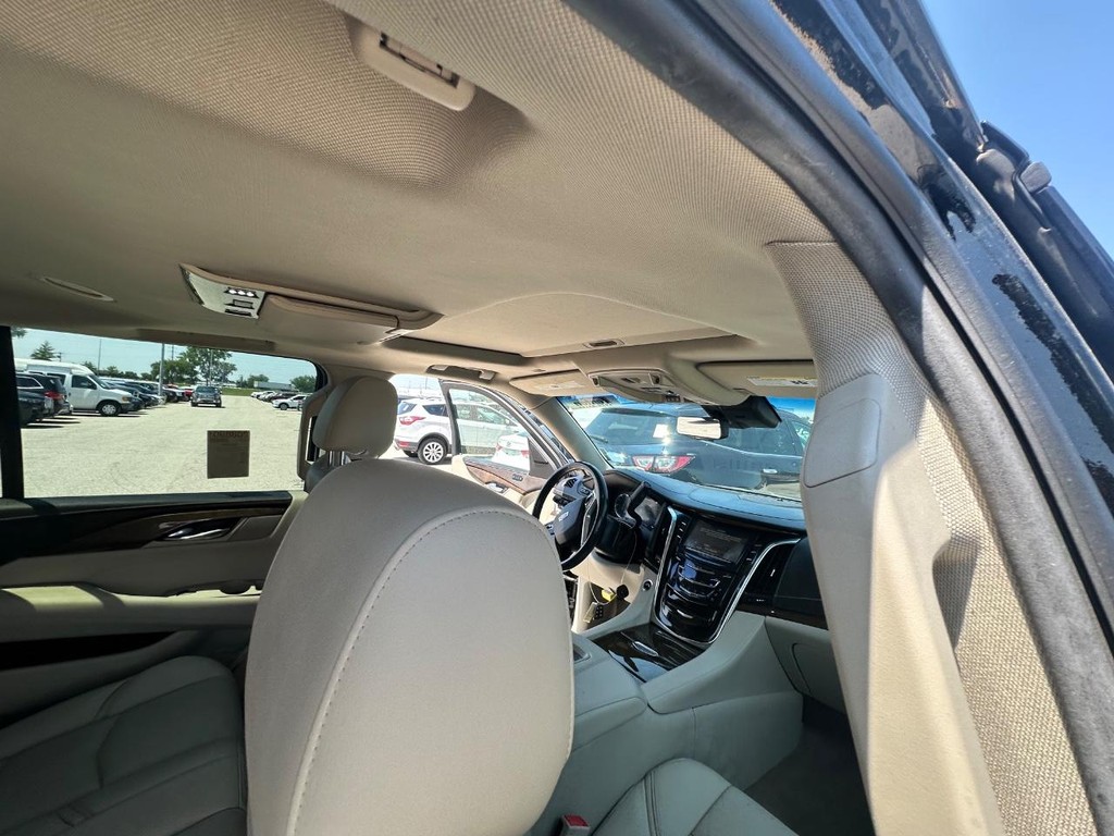 Cadillac Escalade ESV Vehicle Full-screen Gallery Image 21