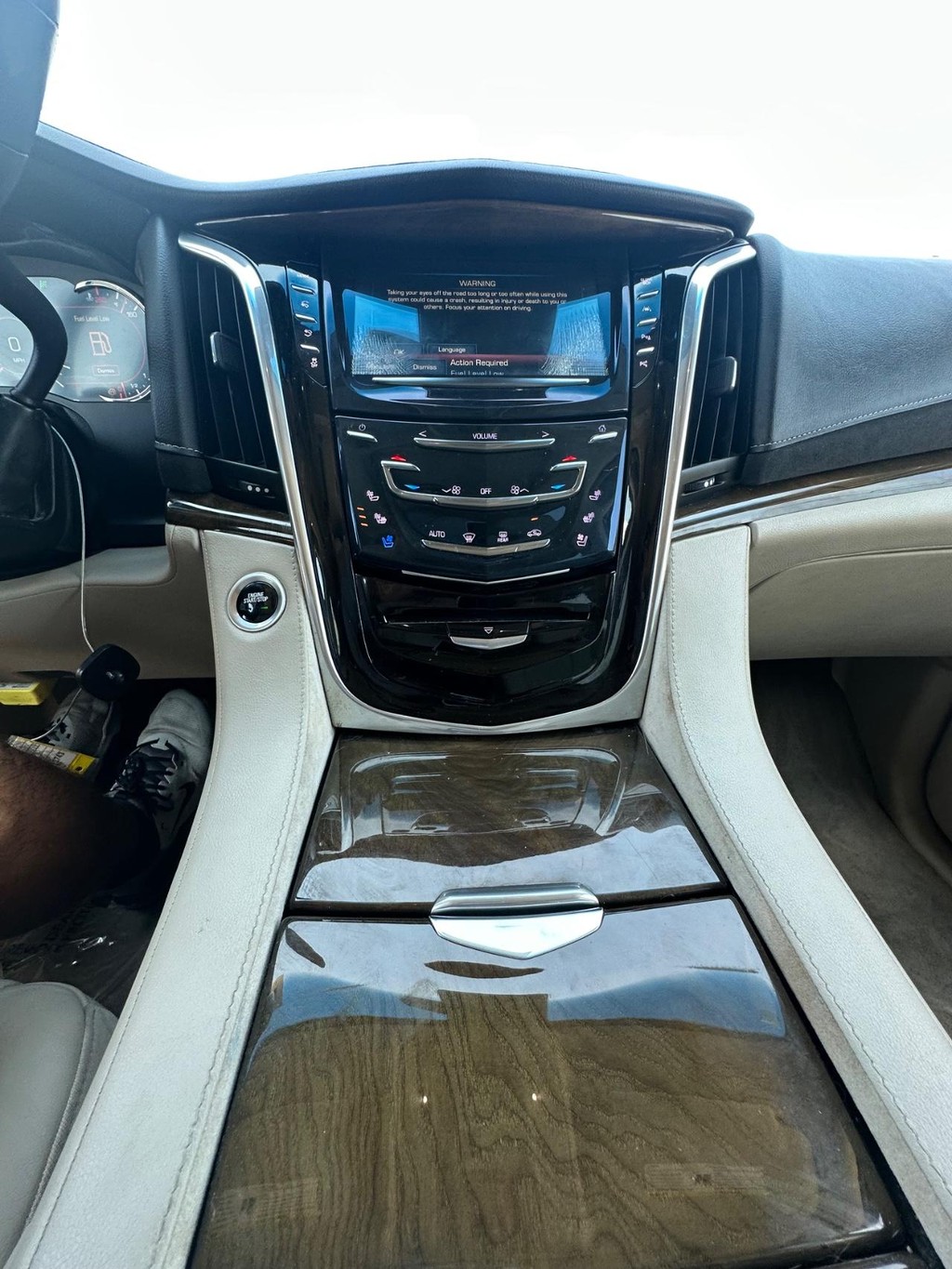 Cadillac Escalade ESV Vehicle Full-screen Gallery Image 23