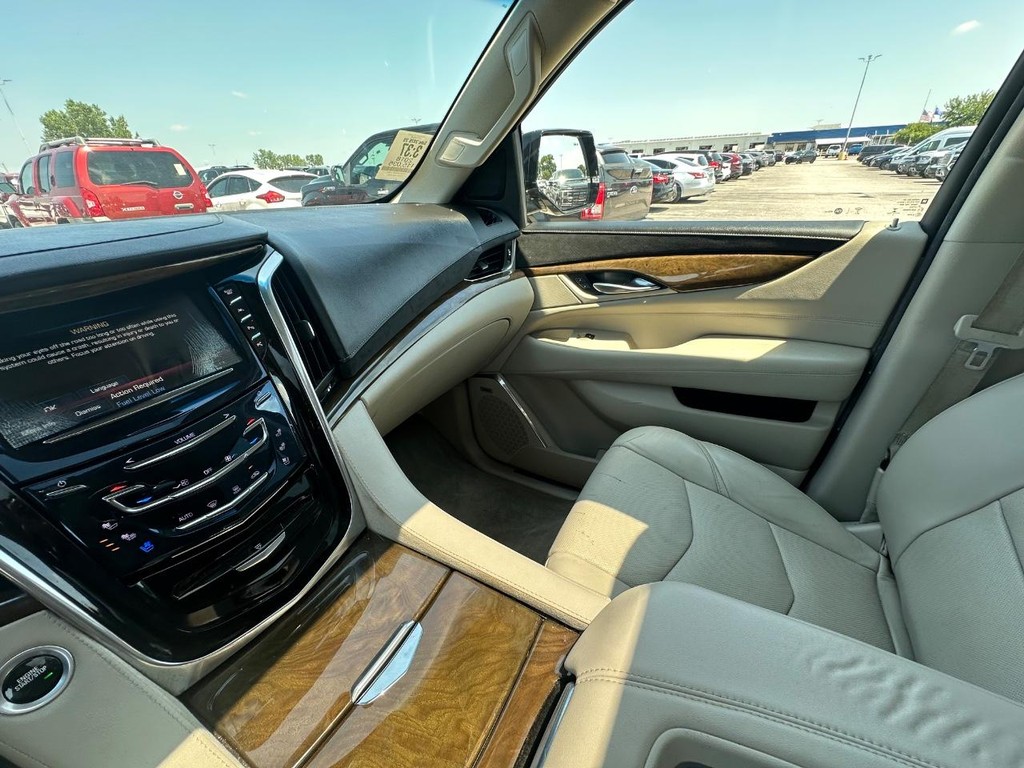 Cadillac Escalade ESV Vehicle Full-screen Gallery Image 25