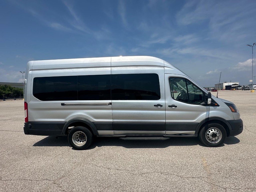Ford Transit-350 Vehicle Full-screen Gallery Image 02