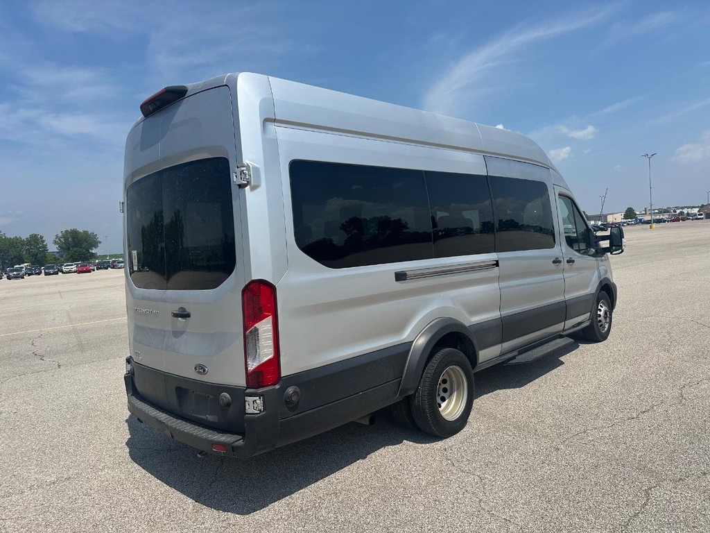 Ford Transit-350 Vehicle Full-screen Gallery Image 03