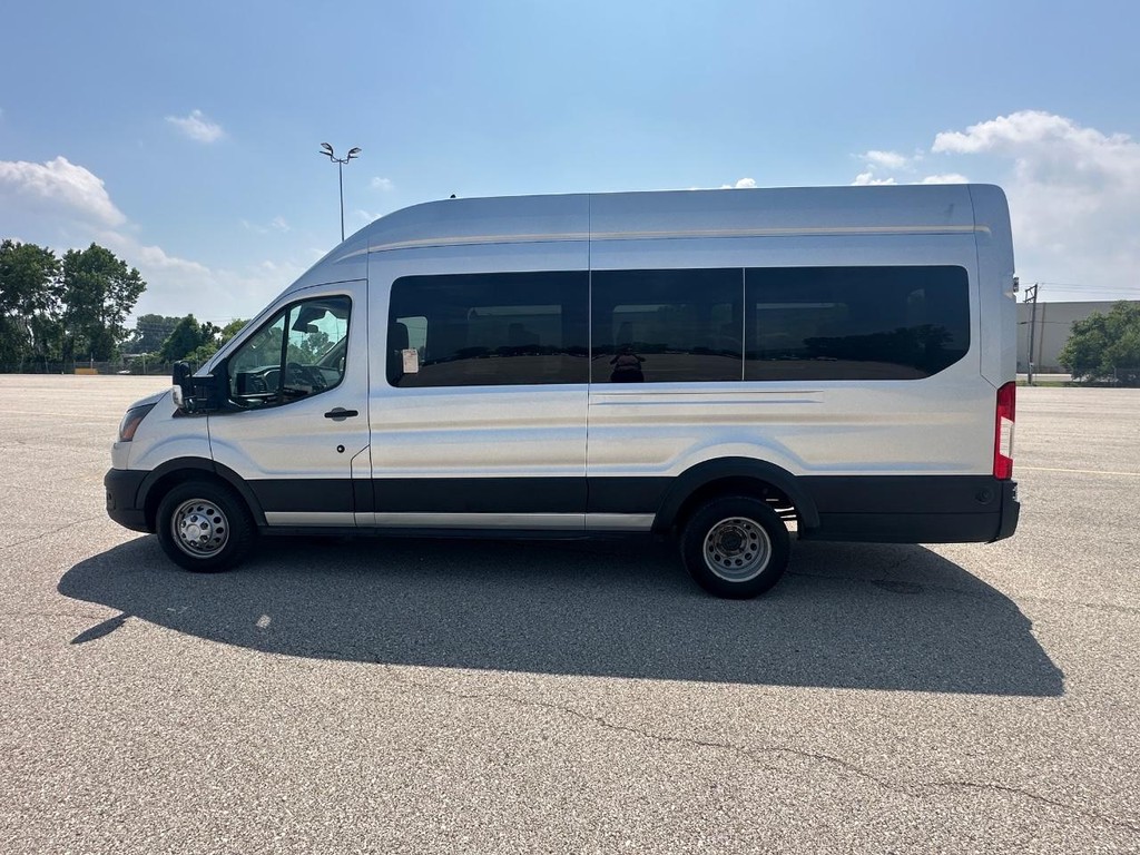 Ford Transit-350 Vehicle Full-screen Gallery Image 04