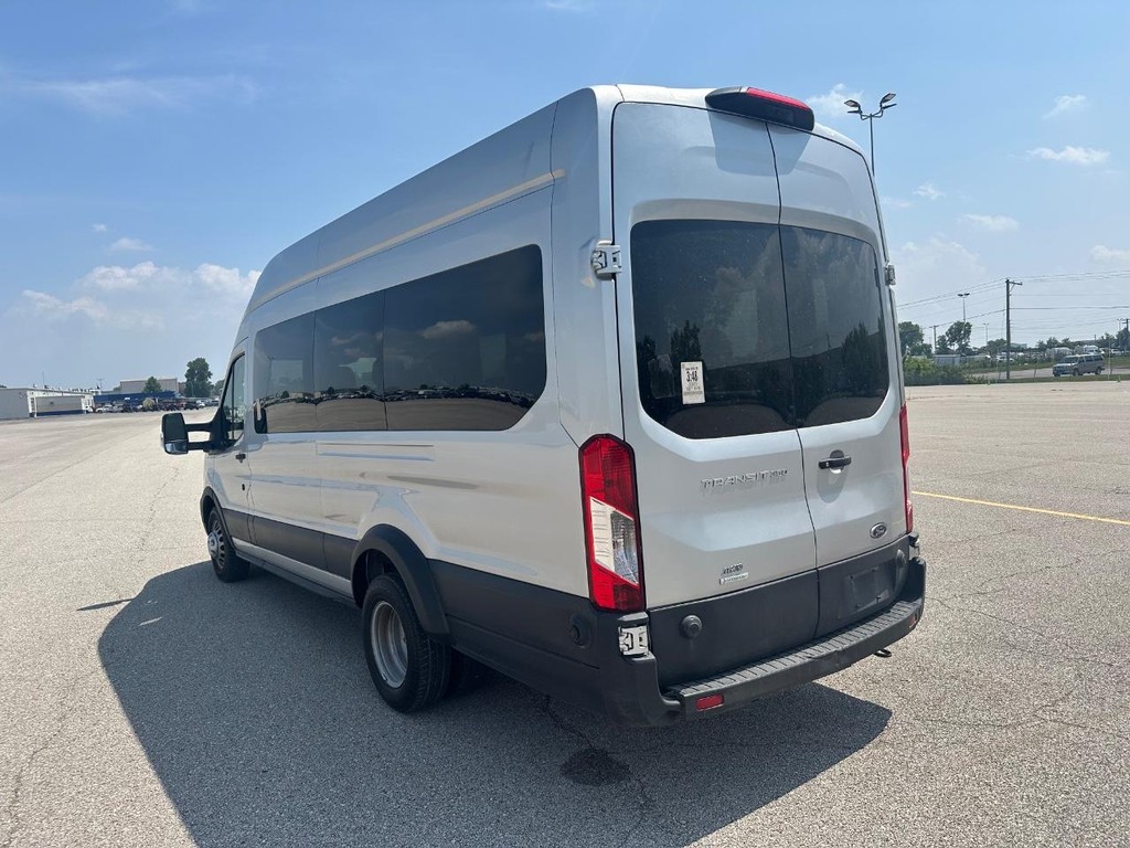 Ford Transit-350 Vehicle Full-screen Gallery Image 05