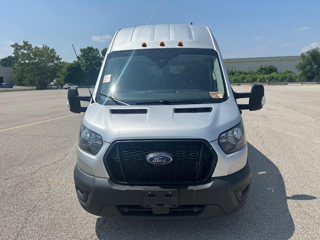 Ford Transit-350 Vehicle Full-screen Gallery Image 08