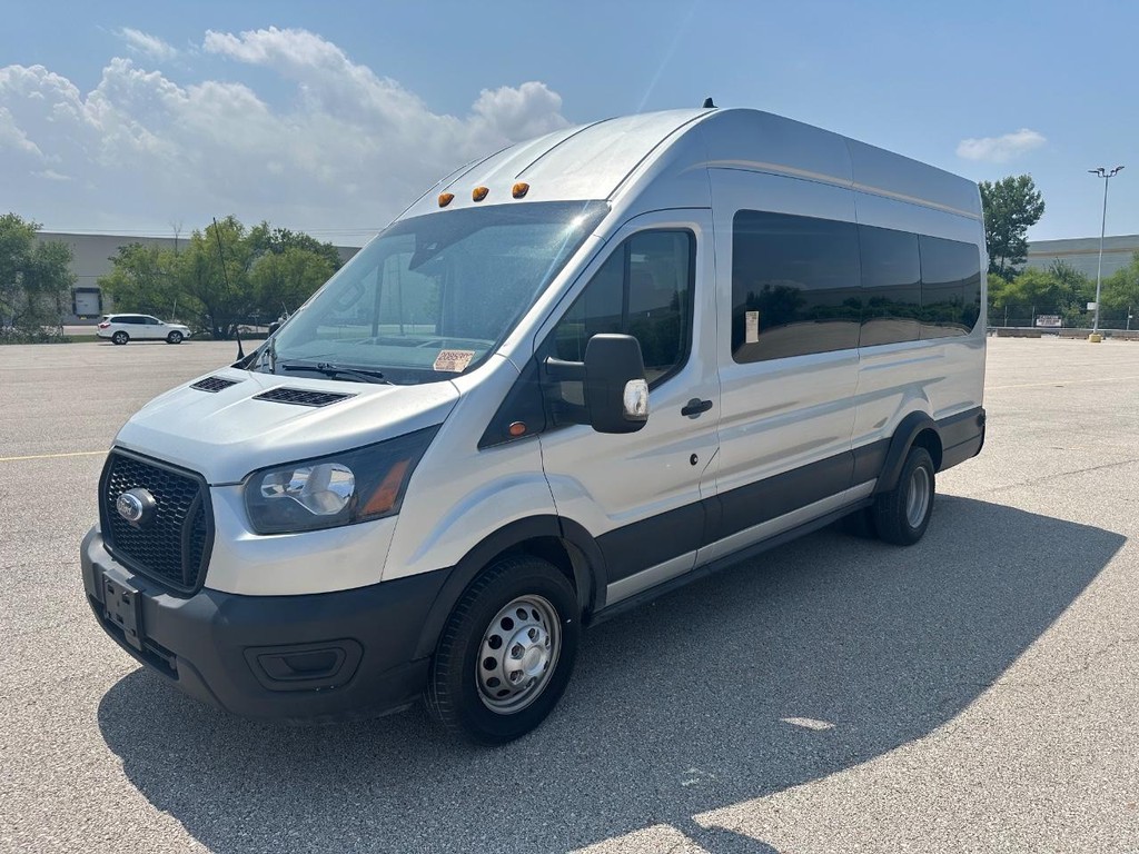 Ford Transit-350 Vehicle Full-screen Gallery Image 09