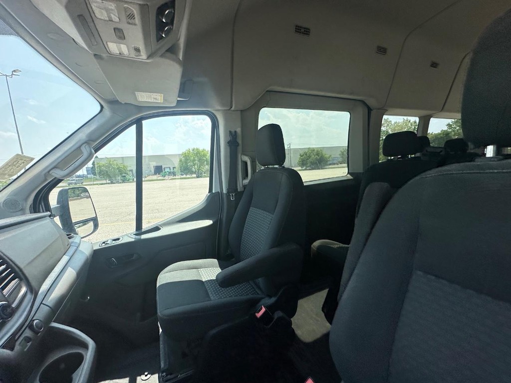 Ford Transit-350 Vehicle Full-screen Gallery Image 10