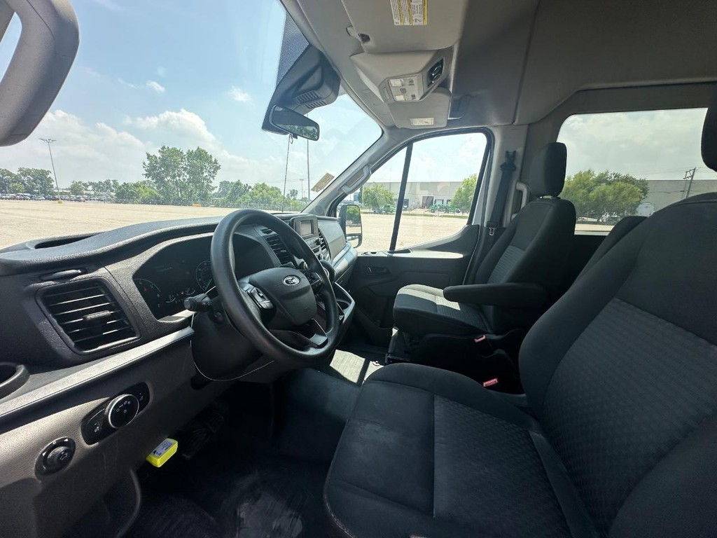Ford Transit-350 Vehicle Full-screen Gallery Image 11