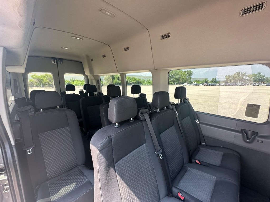 Ford Transit-350 Vehicle Full-screen Gallery Image 16