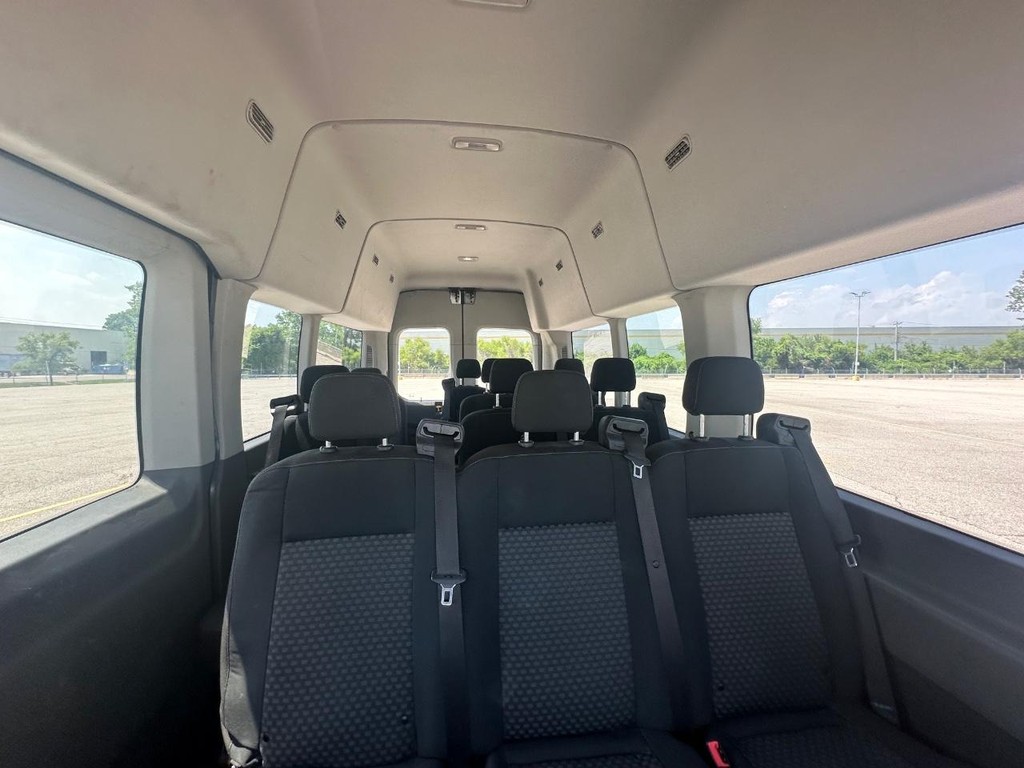 Ford Transit-350 Vehicle Full-screen Gallery Image 17