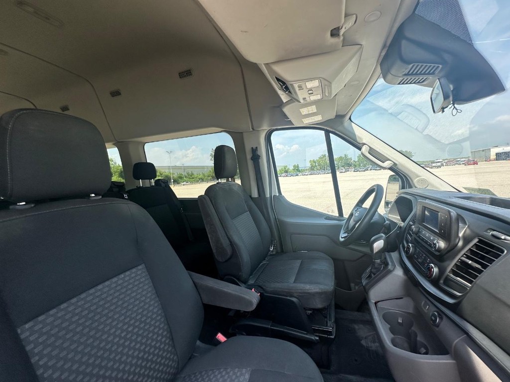 Ford Transit-350 Vehicle Full-screen Gallery Image 18