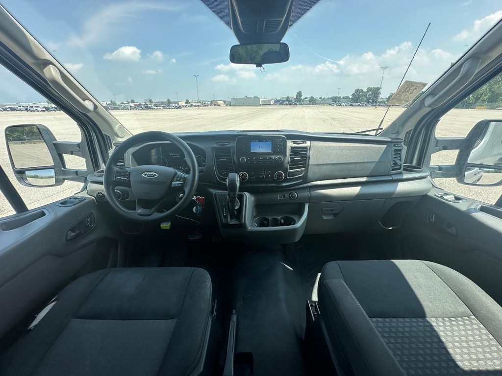 Ford Transit-350 Vehicle Full-screen Gallery Image 19