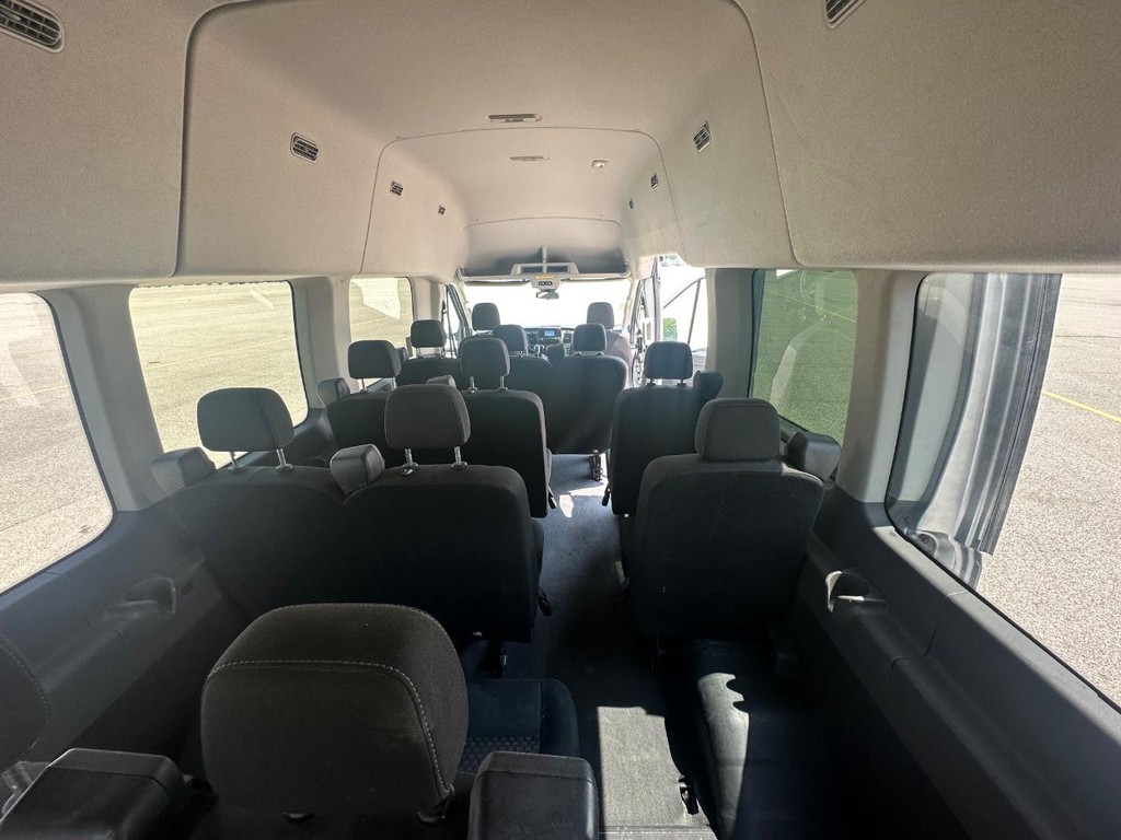 Ford Transit-350 Vehicle Full-screen Gallery Image 20