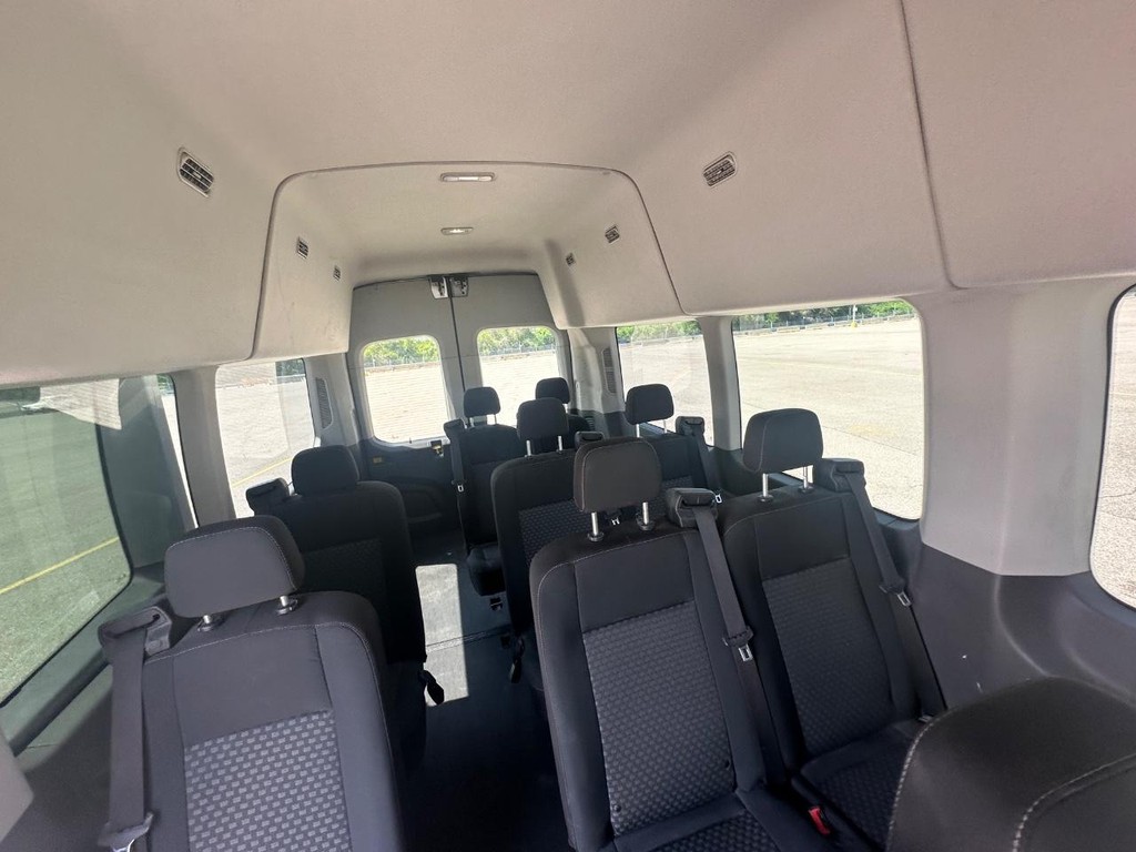 Ford Transit-350 Vehicle Full-screen Gallery Image 21