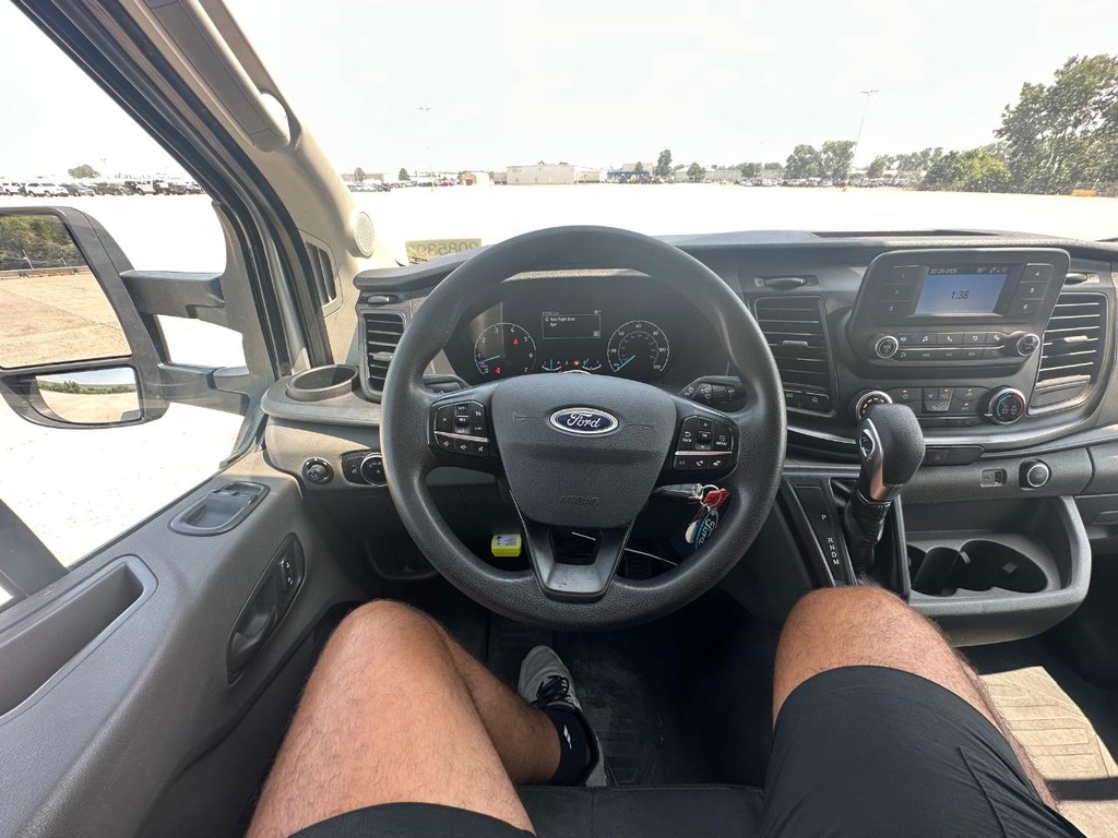 Ford Transit-350 Vehicle Full-screen Gallery Image 22