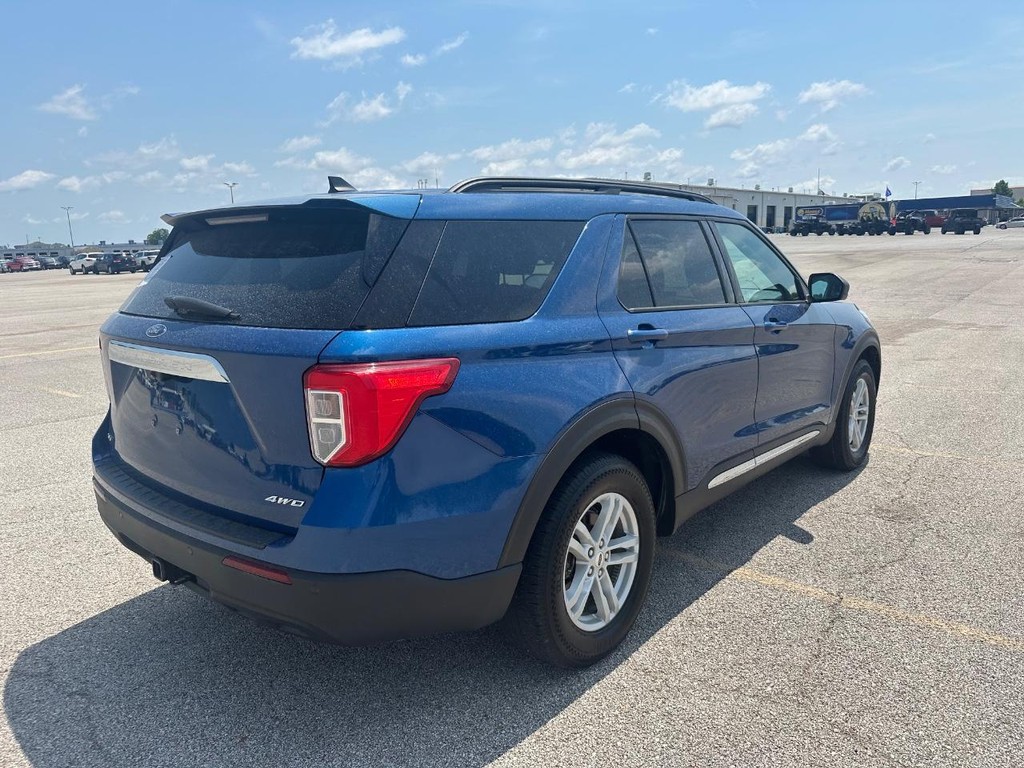 Ford Explorer Vehicle Full-screen Gallery Image 3