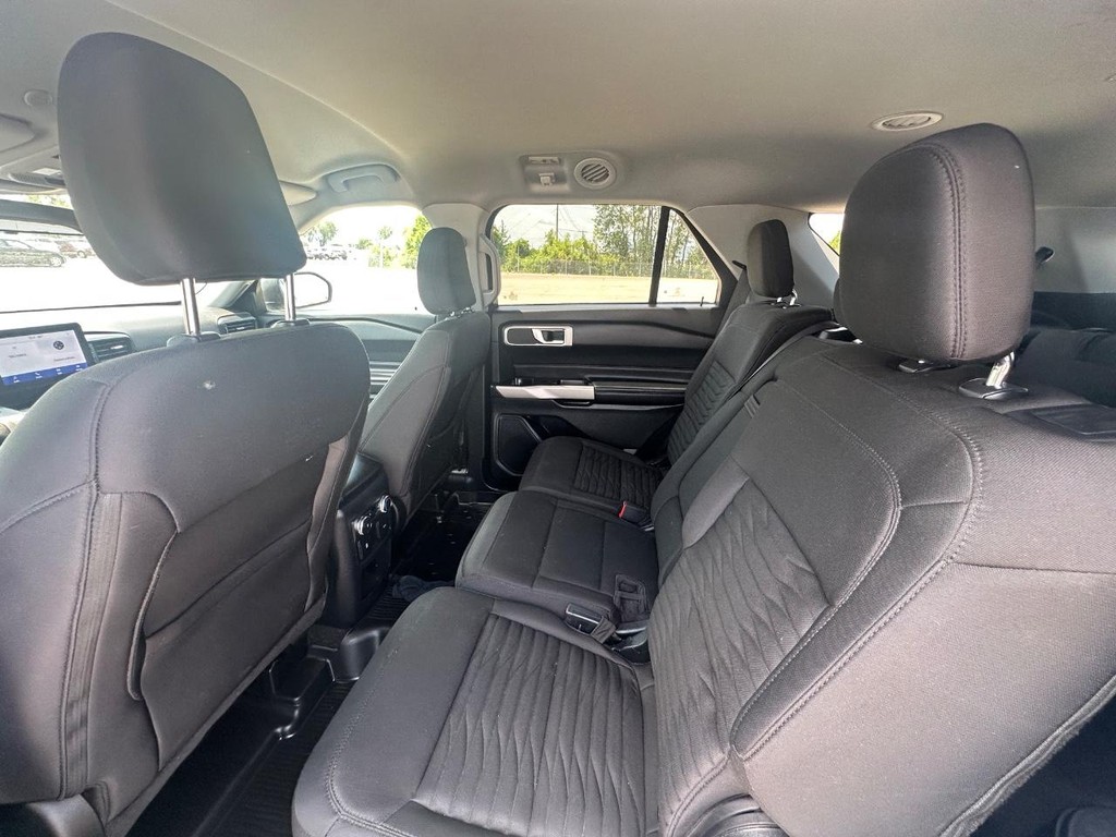 Ford Explorer Vehicle Full-screen Gallery Image 10