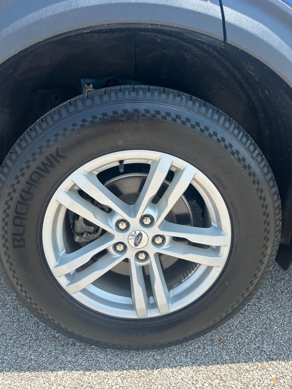Ford Explorer Vehicle Full-screen Gallery Image 14