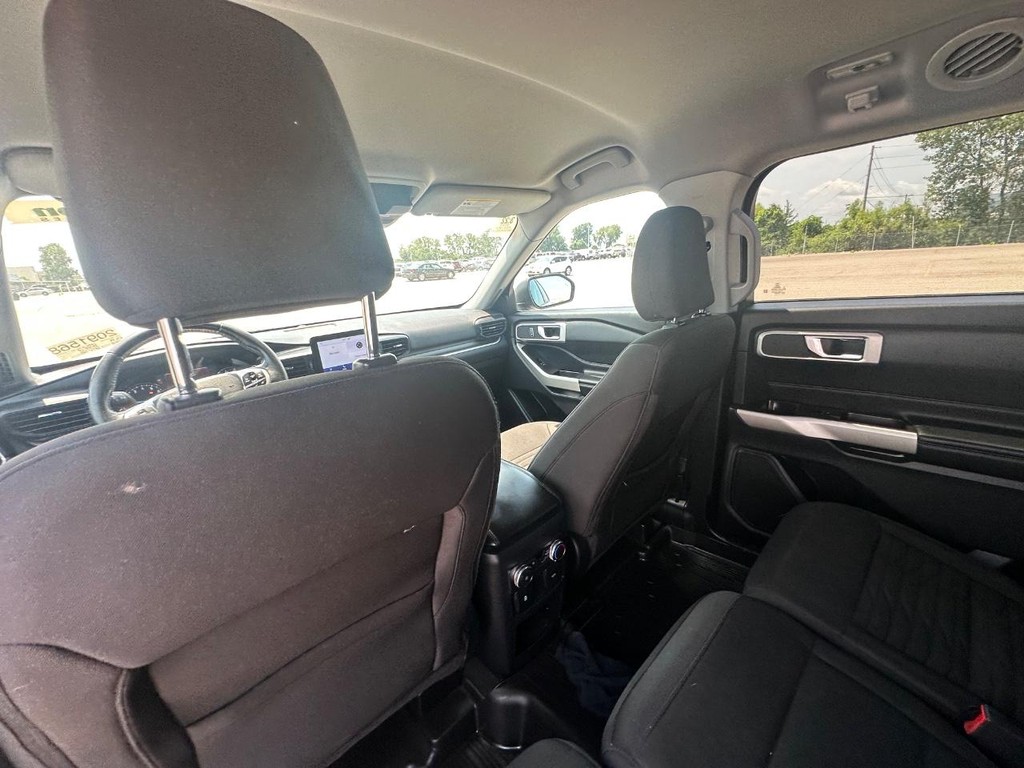 Ford Explorer Vehicle Full-screen Gallery Image 15