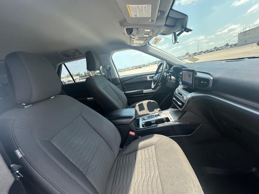 Ford Explorer Vehicle Full-screen Gallery Image 18
