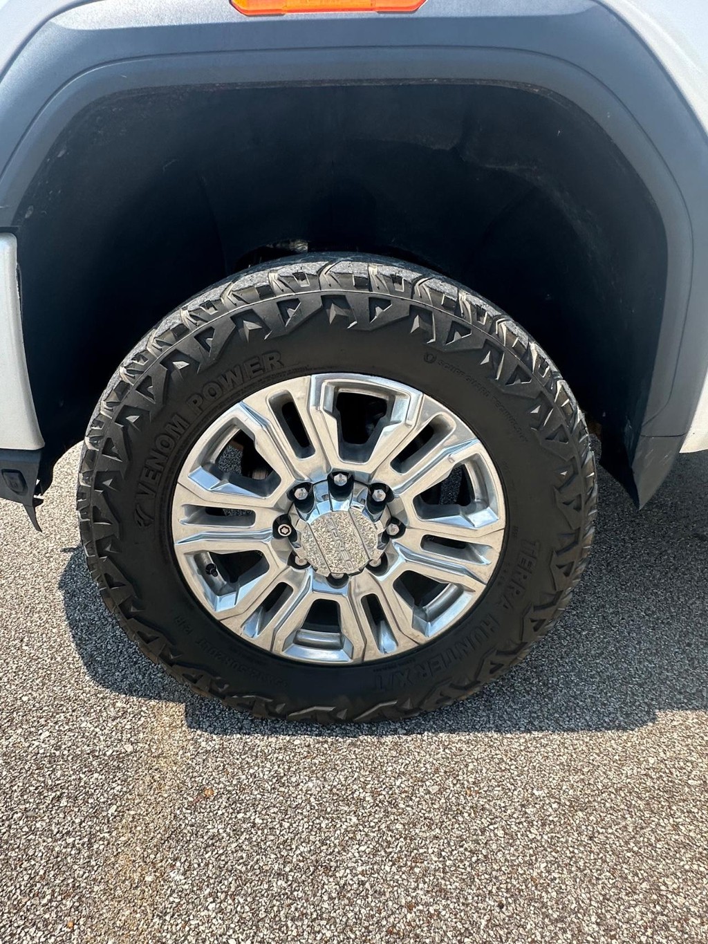 GMC Sierra 3500HD Vehicle Full-screen Gallery Image 11
