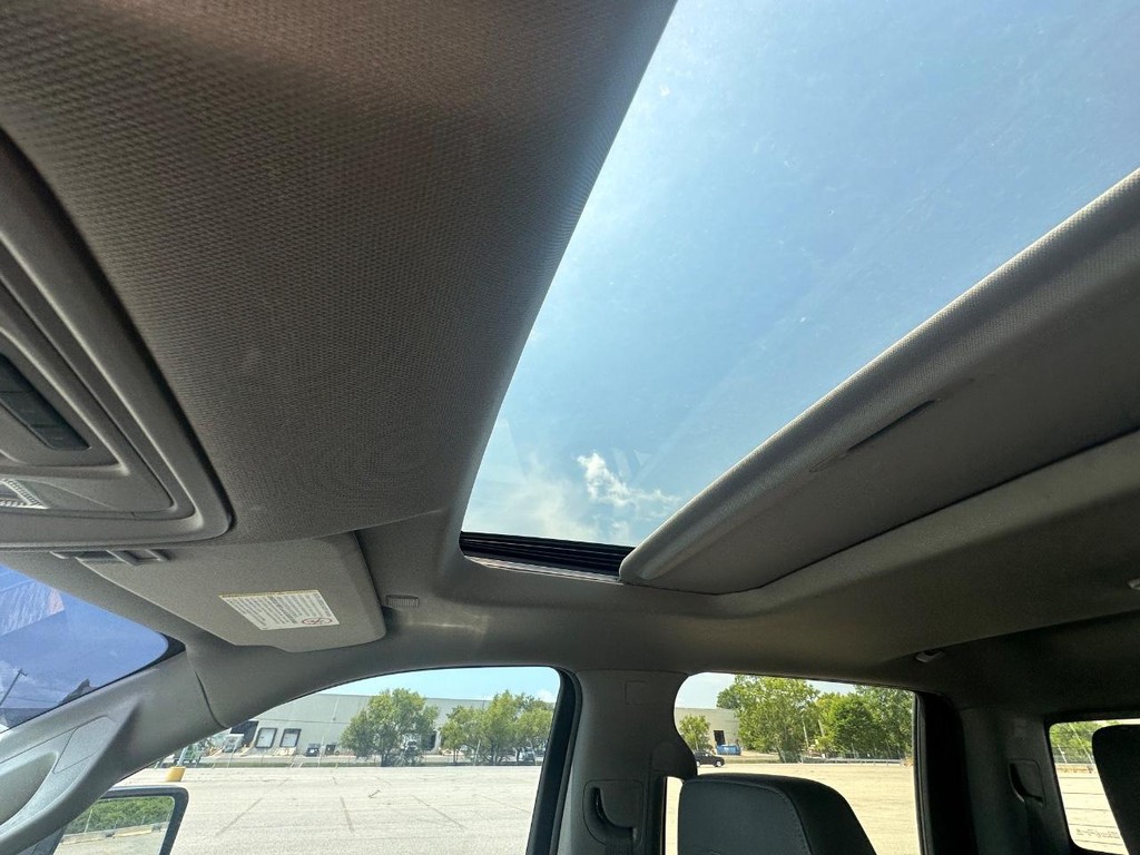 GMC Sierra 3500HD Vehicle Full-screen Gallery Image 25