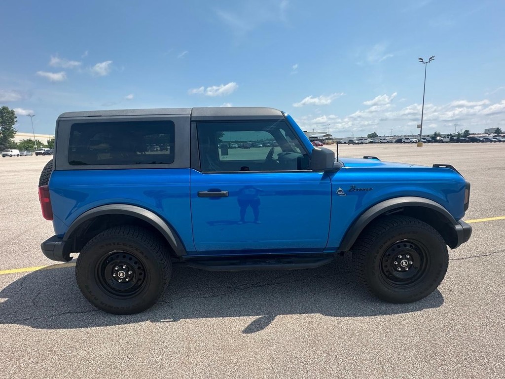 Ford Bronco Vehicle Full-screen Gallery Image 2