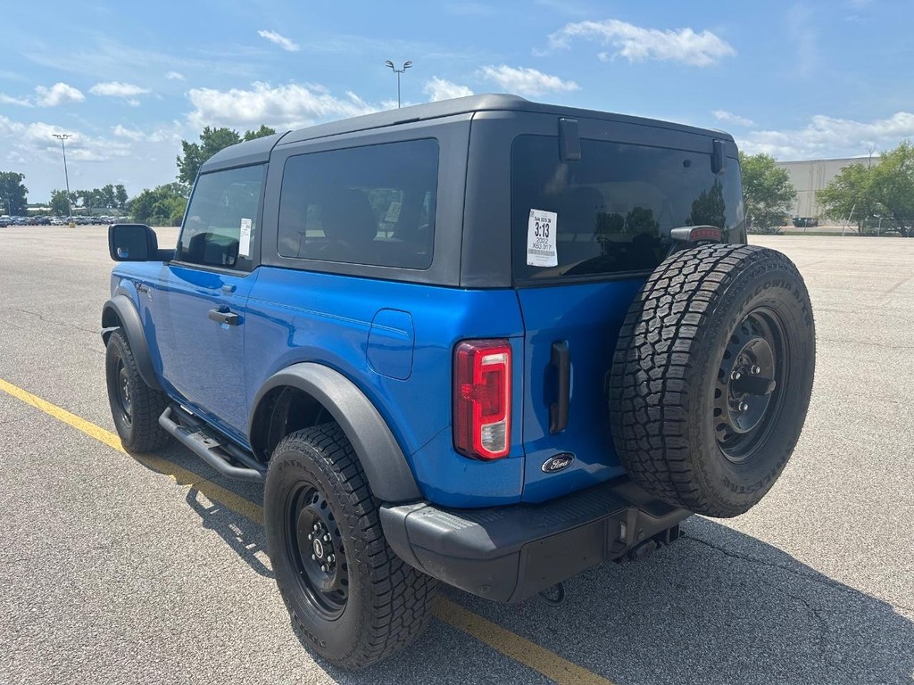 Ford Bronco Vehicle Full-screen Gallery Image 3