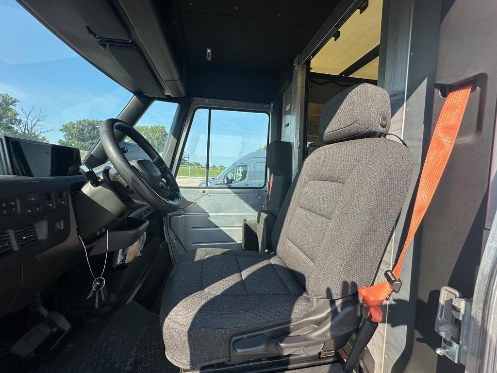 Brightdrop Zevo 600 Vehicle Full-screen Gallery Image 12