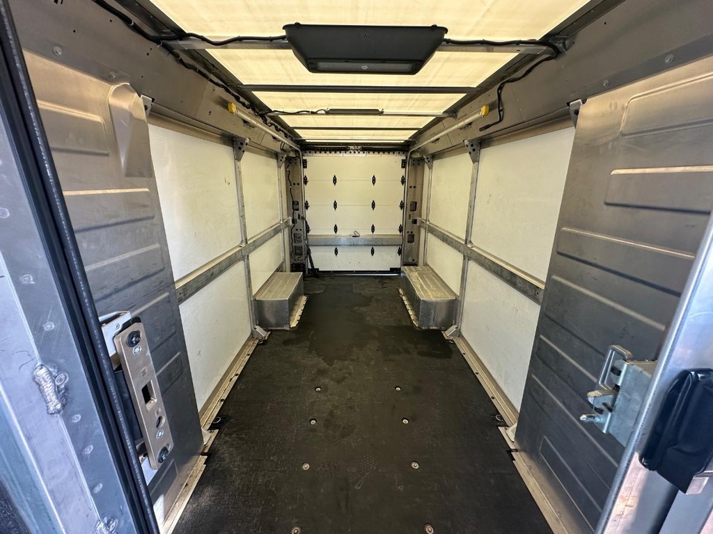 Brightdrop Zevo 600 Vehicle Full-screen Gallery Image 15