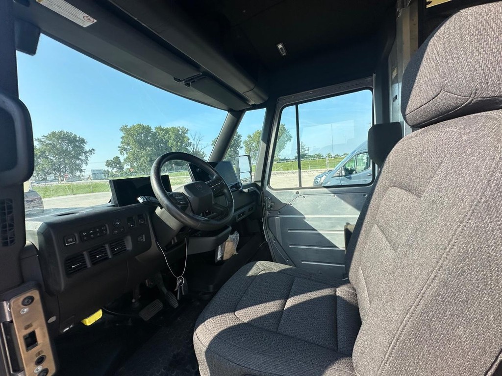 Brightdrop Zevo 600 Vehicle Full-screen Gallery Image 17