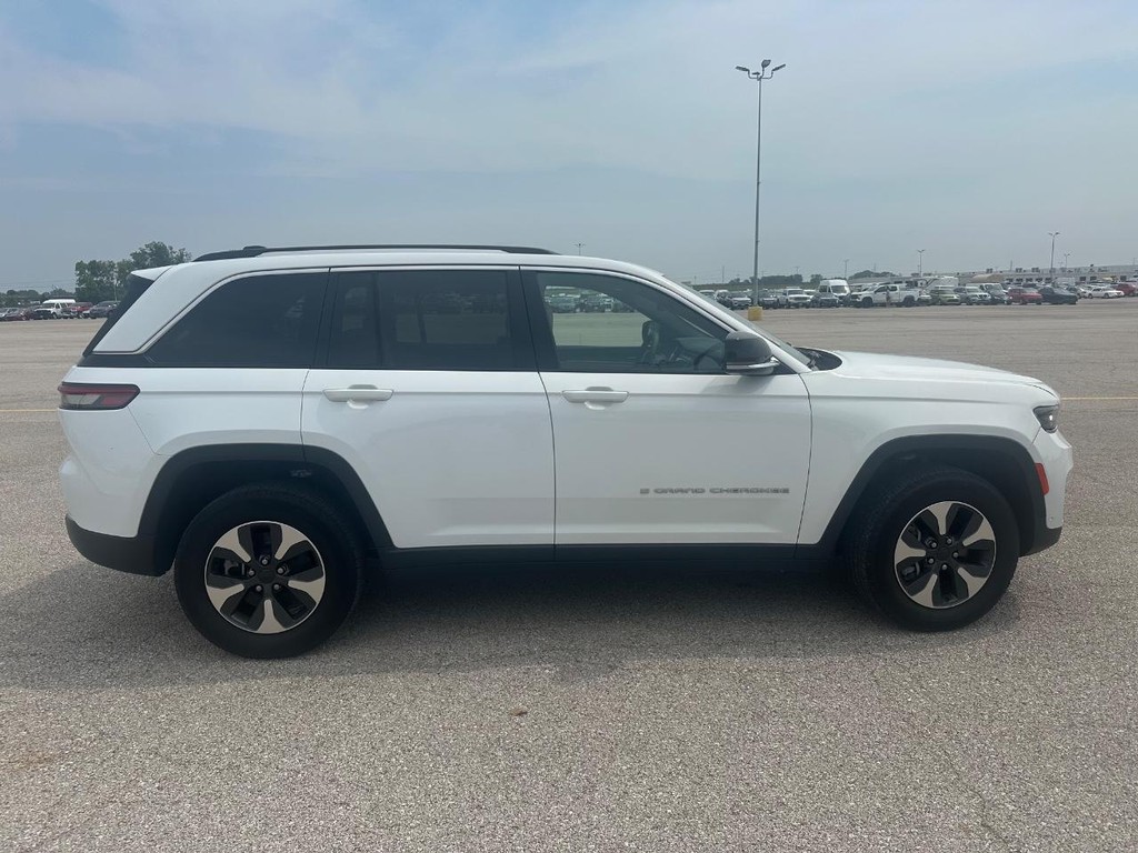 Jeep Grand Cherokee 4xe Vehicle Full-screen Gallery Image 2