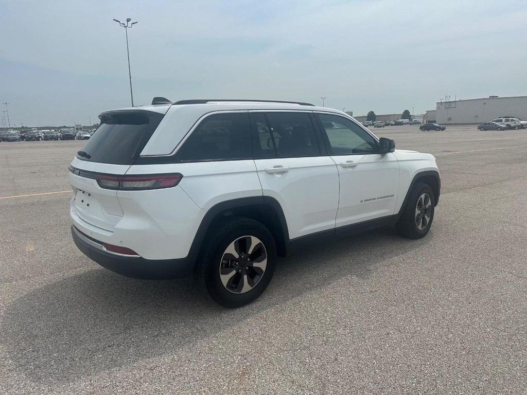 Jeep Grand Cherokee 4xe Vehicle Full-screen Gallery Image 3