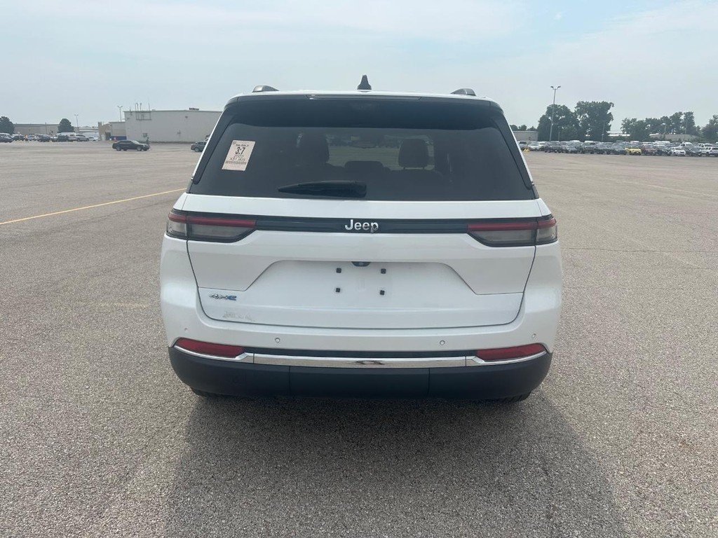 Jeep Grand Cherokee 4xe Vehicle Full-screen Gallery Image 4