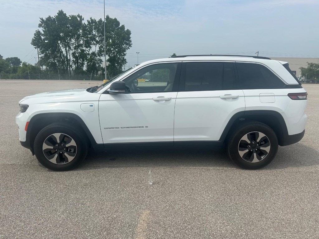 Jeep Grand Cherokee 4xe Vehicle Full-screen Gallery Image 6