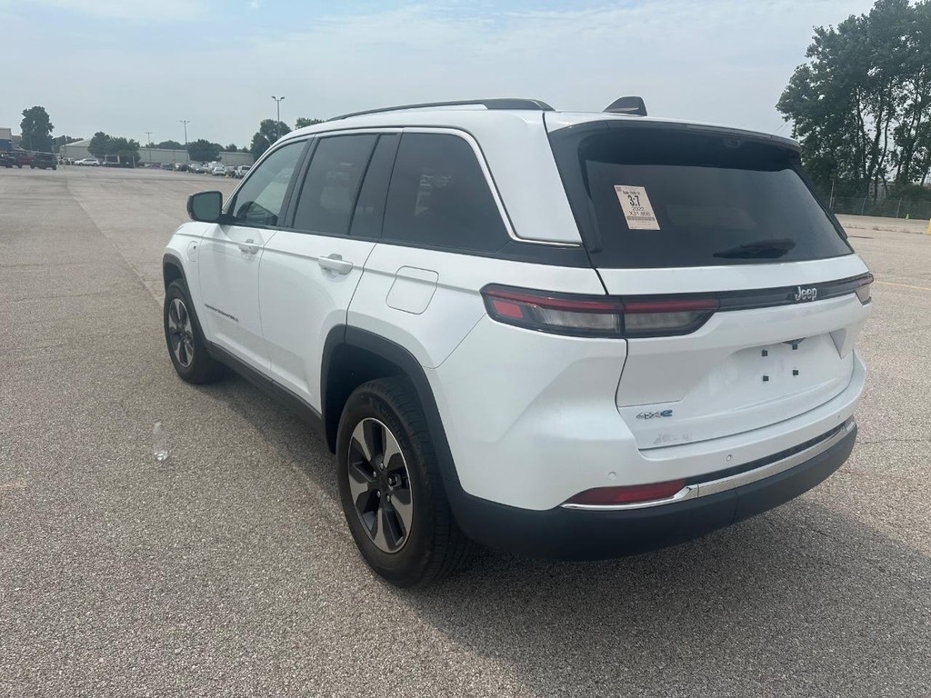 Jeep Grand Cherokee 4xe Vehicle Full-screen Gallery Image 7