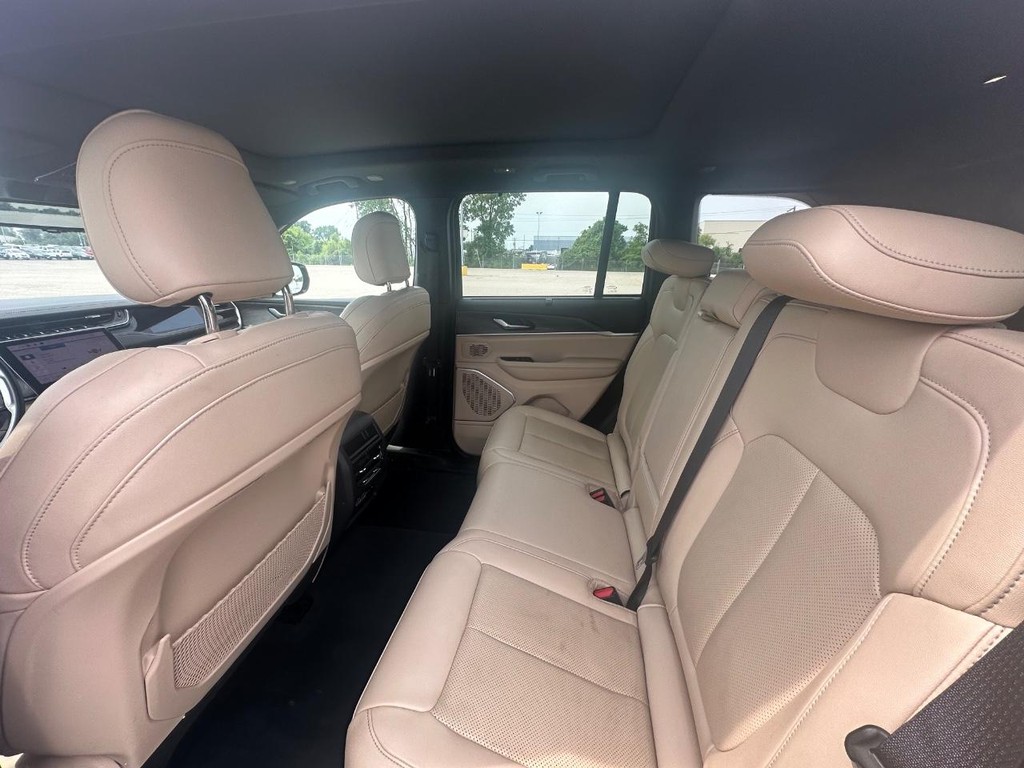 Jeep Grand Cherokee 4xe Vehicle Full-screen Gallery Image 12
