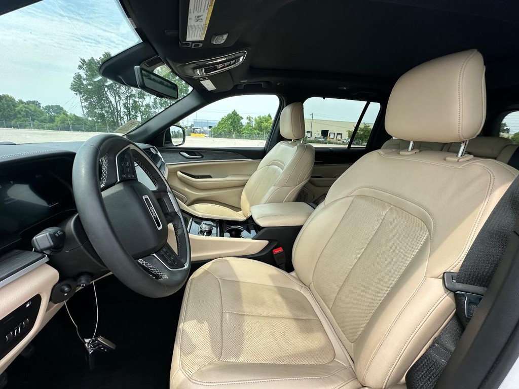 Jeep Grand Cherokee 4xe Vehicle Full-screen Gallery Image 15