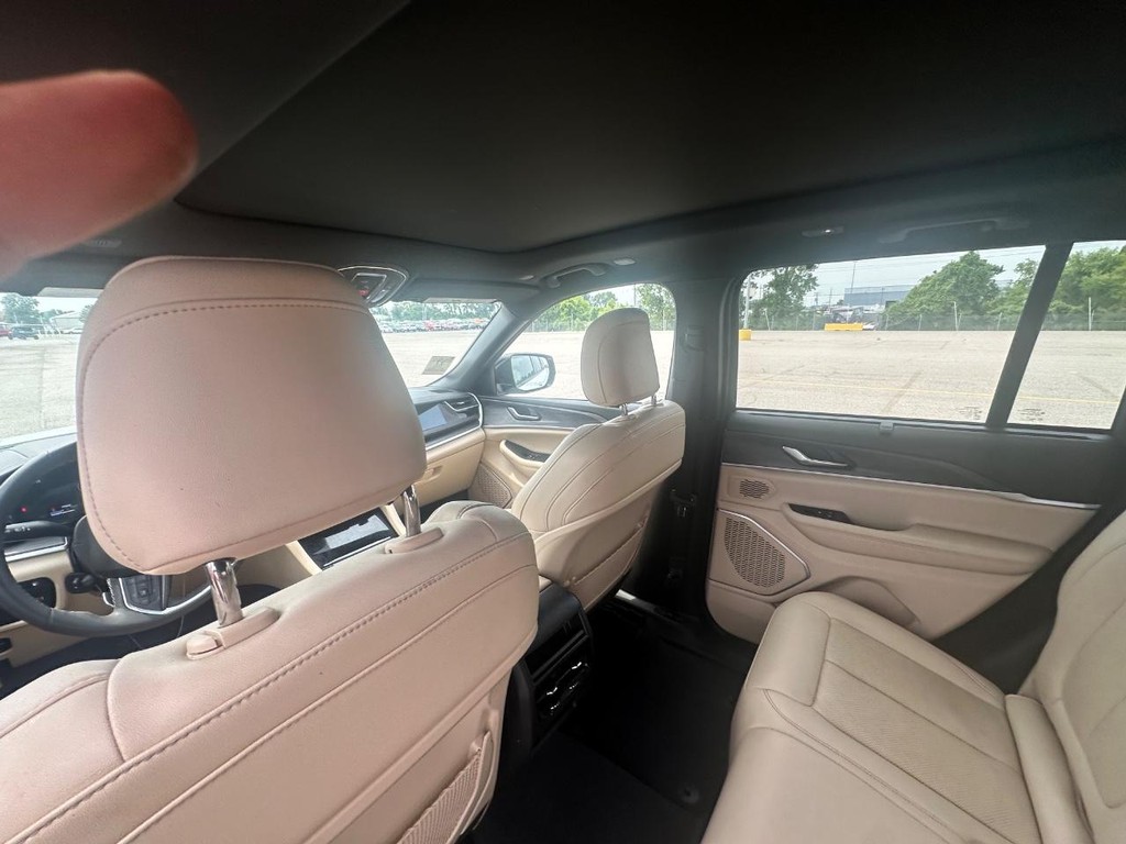 Jeep Grand Cherokee 4xe Vehicle Full-screen Gallery Image 16