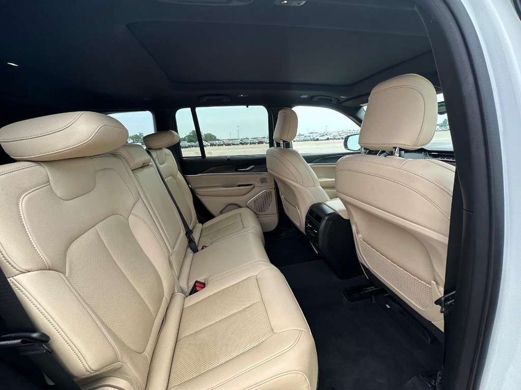 Jeep Grand Cherokee 4xe Vehicle Full-screen Gallery Image 17