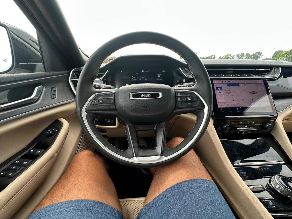 Jeep Grand Cherokee 4xe Vehicle Full-screen Gallery Image 23