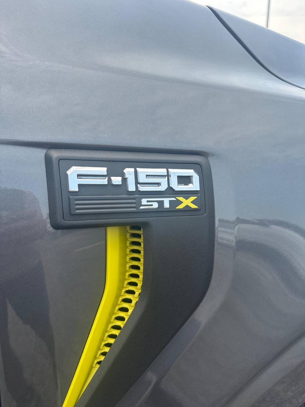 Ford F-150 Vehicle Full-screen Gallery Image 8