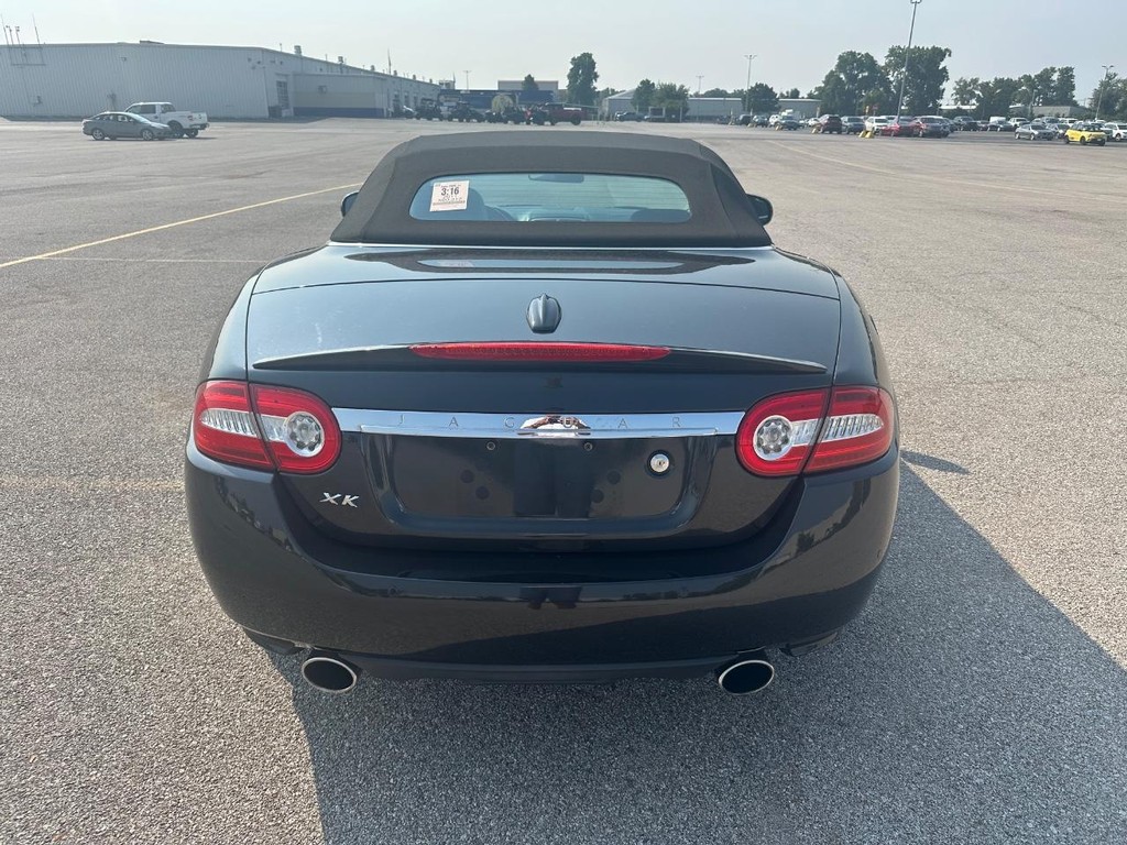 Jaguar XK Vehicle Full-screen Gallery Image 2