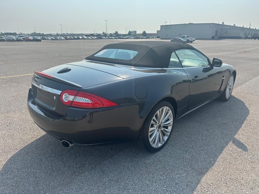 Jaguar XK Vehicle Full-screen Gallery Image 3
