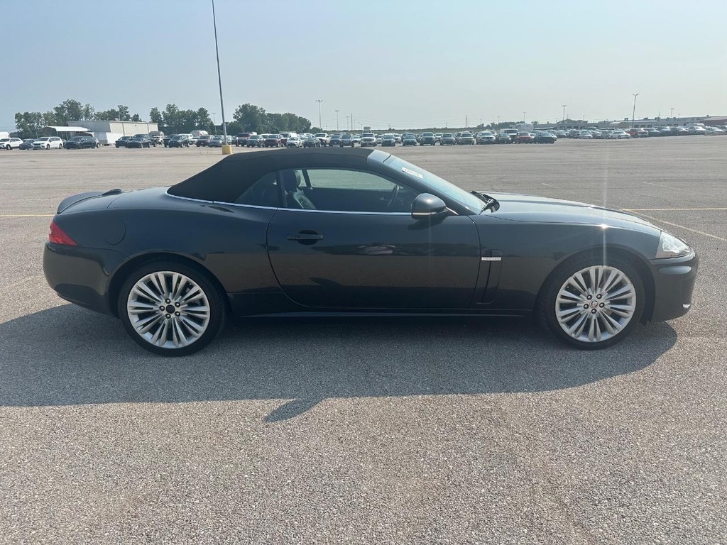 Jaguar XK Vehicle Full-screen Gallery Image 4