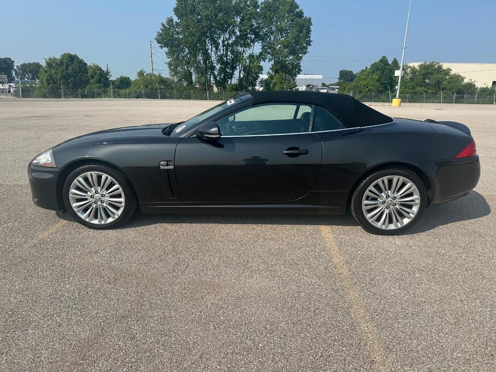 Jaguar XK Vehicle Full-screen Gallery Image 6
